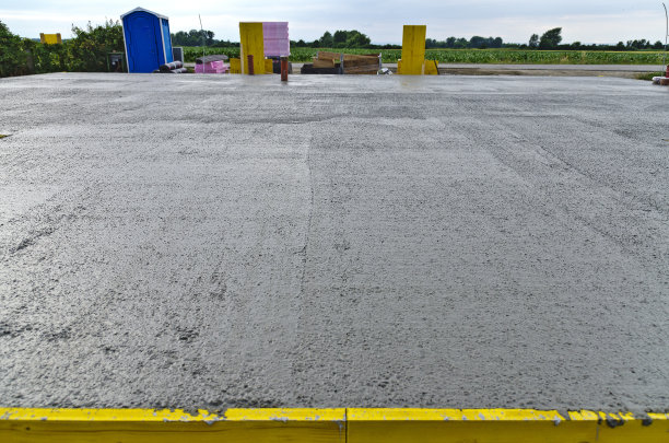 新浇筑的混凝土底板图片下载