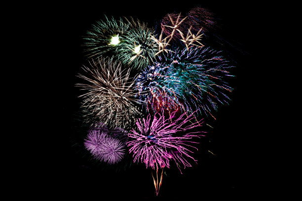 美丽的孤立烟花显示在黑色背景图片下载