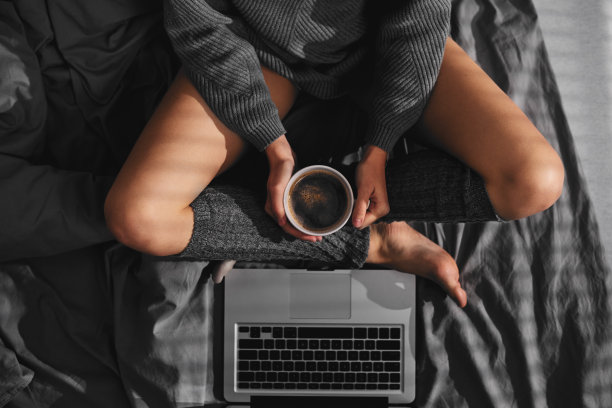 女子坐在床上的航拍素材图片