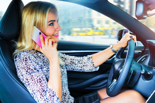 年轻的女司机在车里打电话图片下载