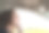 一个年轻女子开车拉直她的头发图片下载