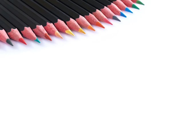 一排彩色铅笔的特写图片下载