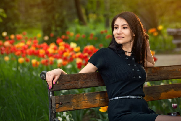 那个女孩春天在公园里接吻图片下载