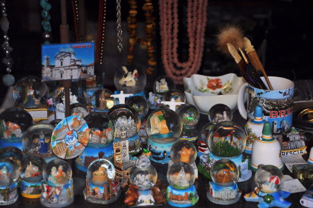 物品商店陈列着许多奇怪的古董。雪花球收集细节。有选择性的重点。图片下载