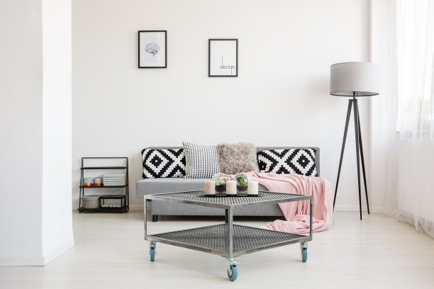 带桌子的工业客厅图片下载