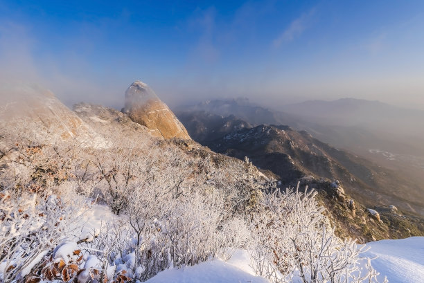 在冬天徒步旅行的照片。冬天的山风景雪在韩国图片下载