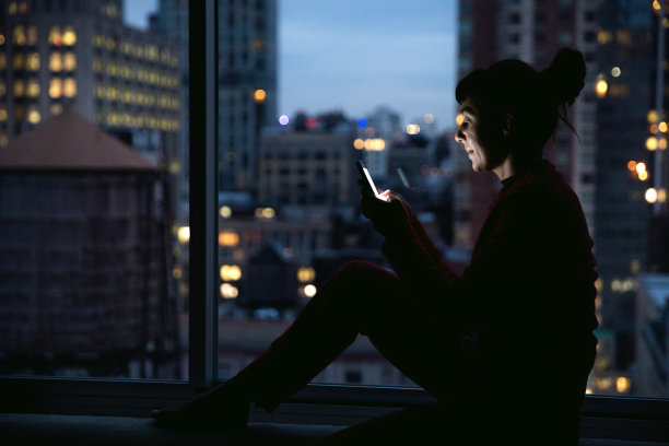 晚上在纽约的房间里，靠窗边用手机发短信图片下载