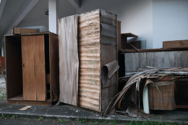 旧橱柜和旧沙发。图片下载