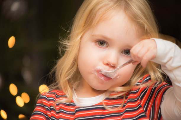 孩子用勺子吃甜点，布丁图片下载