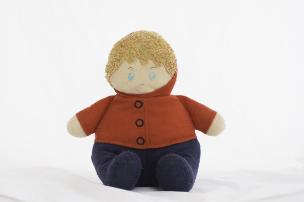 白色背景上的男孩娃娃图片下载