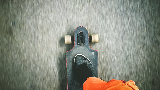 在街上驾驶长滑板图片下载