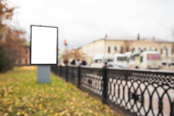 人行道附近的垂直空白广告牌图片下载