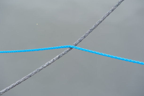 穿过系泊船只的缆绳图片下载