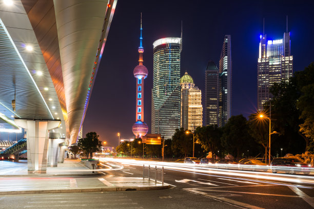 这是中国上海陆家嘴金融区繁华多彩的街道夜景。图片下载