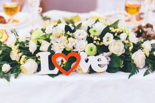 婚礼上的木刻情书图片下载