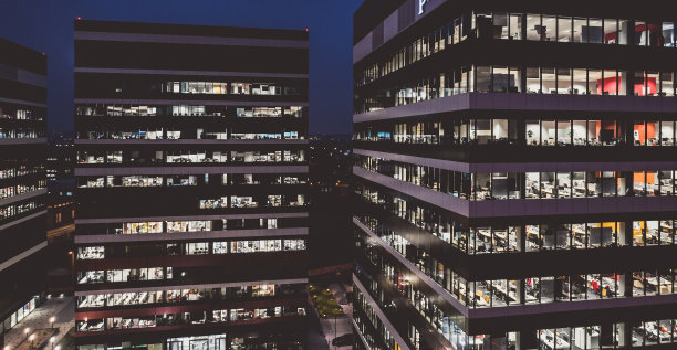 晚上在公司办公楼里。图片下载