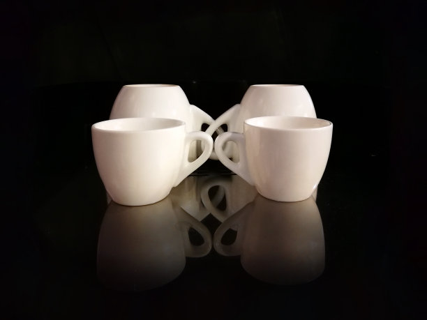 黑色背景上的白咖啡杯图片下载