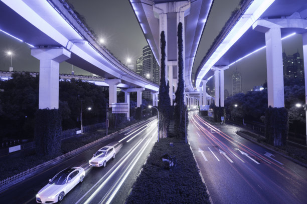 沥青路和现代桥梁夜景图片下载
