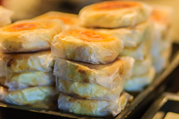 月饼或中国古代甜点“朙”，用面粉烘烤制成的古代甜点，用咸蛋黄酿制而成的金豆沙素材图片