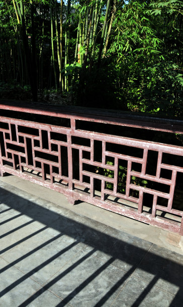 竹林中的老式中国风格木栏杆图片下载