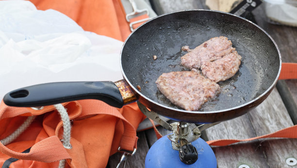 在外面用锅煮香肠图片下载