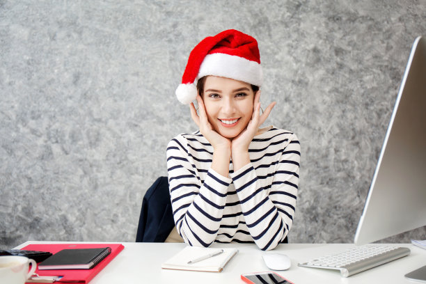 小女孩在圣诞节或圣诞节大减价时购物。图片下载