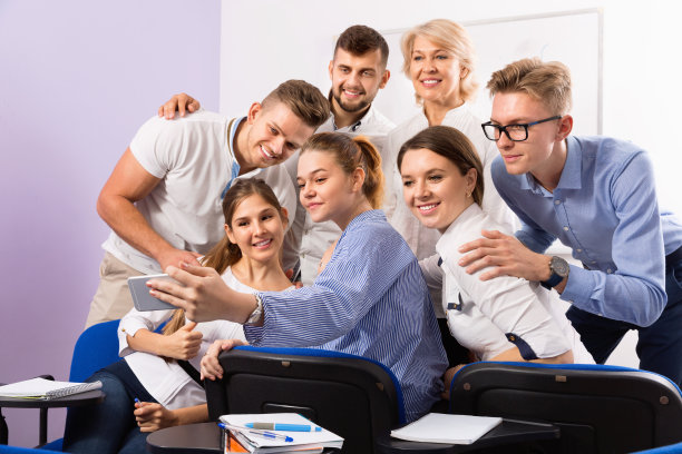 学生和女老师在室内自拍图片下载