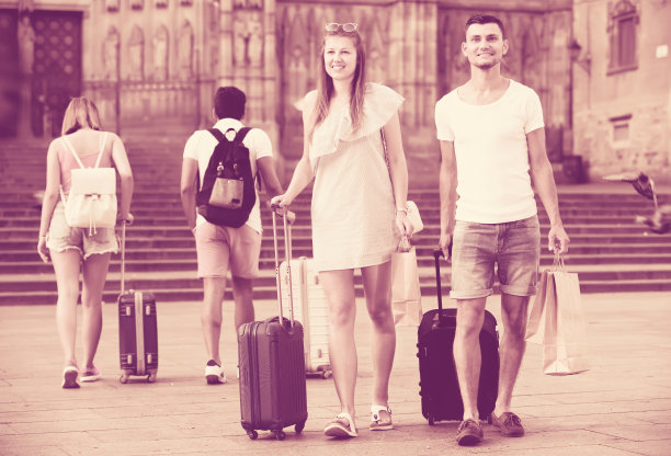 一对夫妇在欧洲城市里散步图片下载