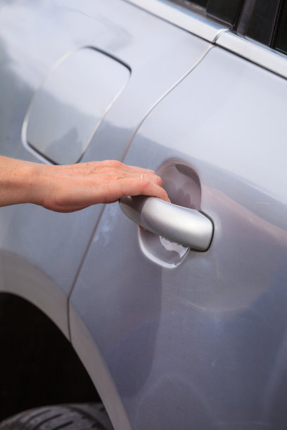 人的手握着车门把手图片下载