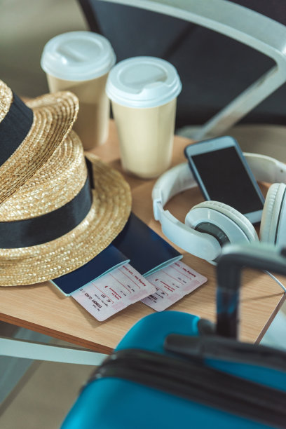 机场座椅上的旅行设备图片下载