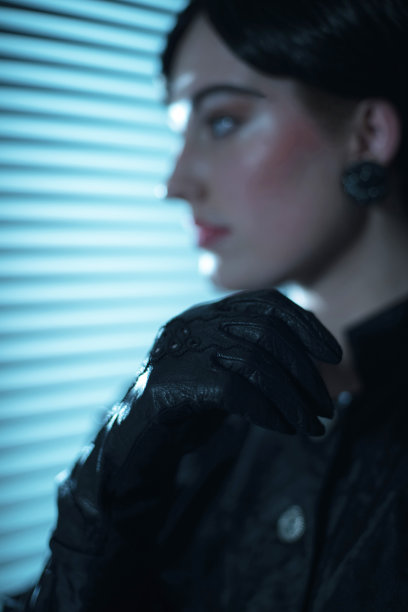 复古的80年代女商人晚上透过百叶窗看。图片下载