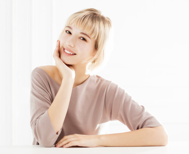 客厅里的年轻美女图片下载