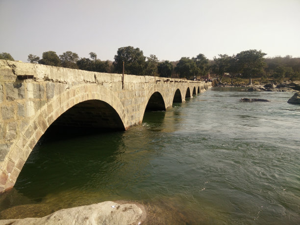 低角度的桥梁图片下载