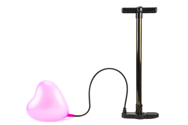 吹粉心气球图片下载