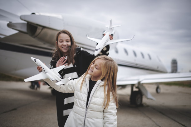 机场的女孩图片下载
