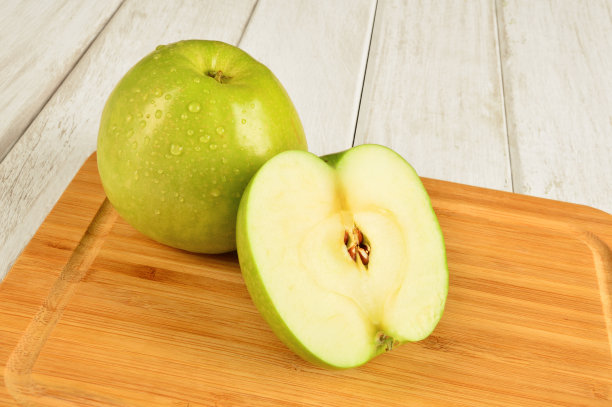 青苹果在切菜板上素材图片