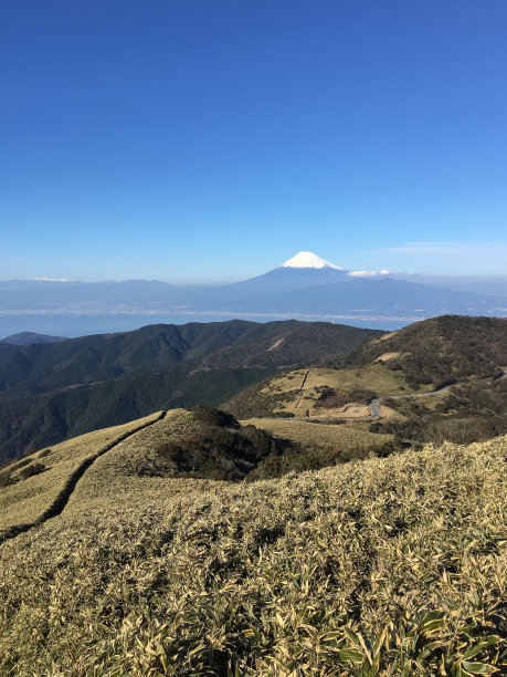蓝天下的山脉风景图片下载