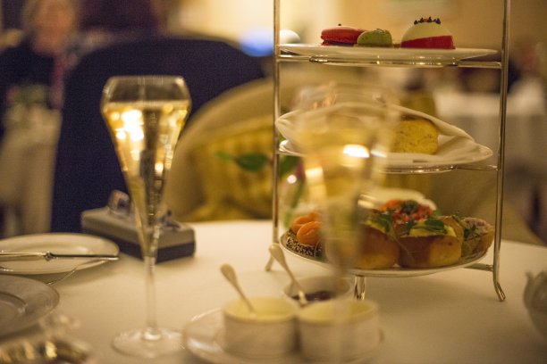 圣诞节在豪华酒店享用下午茶。素材图片