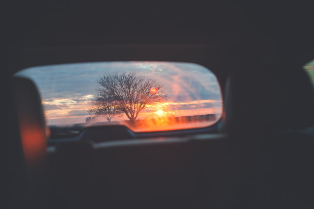 日落在汽车图片下载