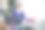 一名女子在圣诞树下用笔记本电脑在网上购买圣诞礼物图片下载