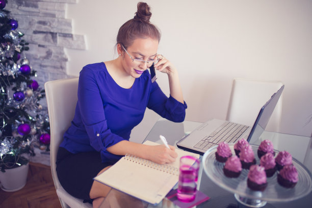 年轻女子在做一个项目图片下载