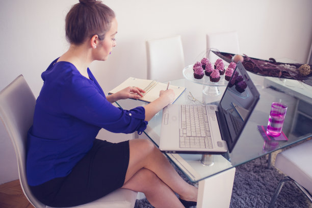 家庭办公室的女商人图片下载