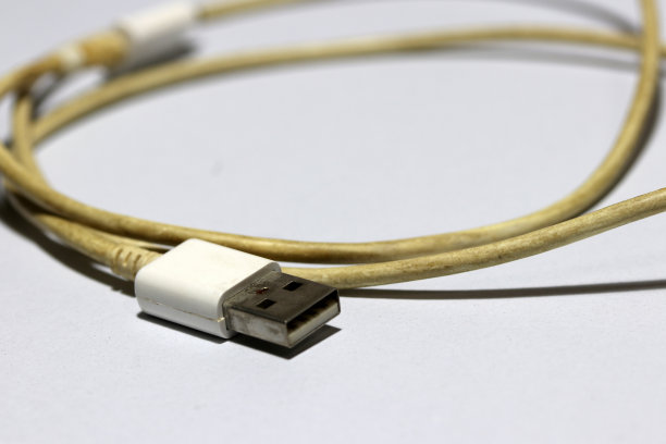 使用USB插头与电缆在白色背景。图片下载