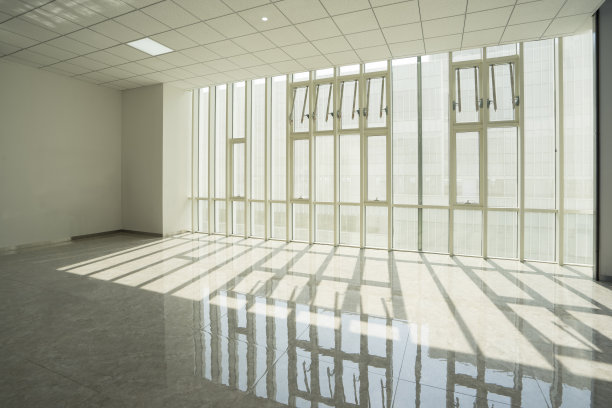 办公中心的玻璃走廊图片下载