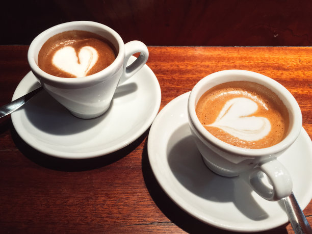 两杯浓咖啡相爱图片下载
