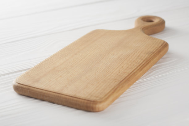 餐桌上用来切食物的木砧板图片下载