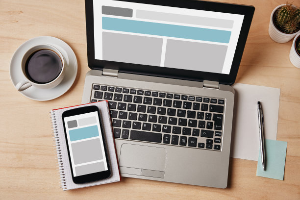 笔记本电脑和智能手机屏幕上的响应式设计概念图片下载