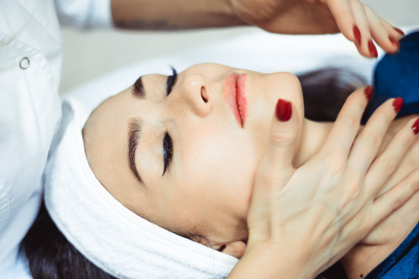 水疗沙龙面部按摩图片下载