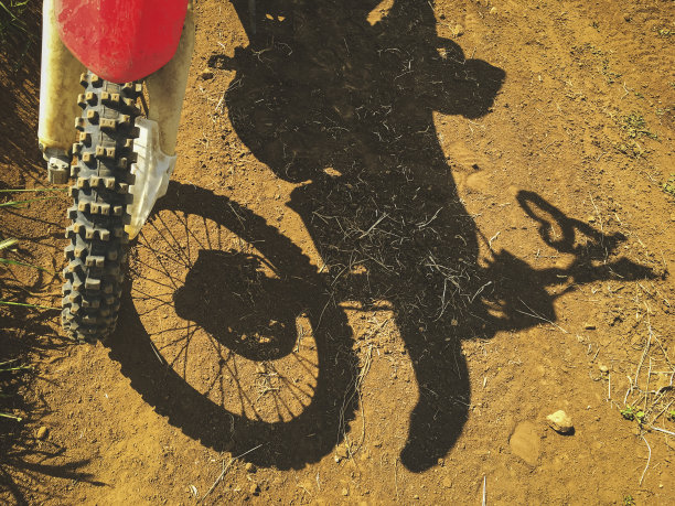 越野摩托车在田野里图片下载