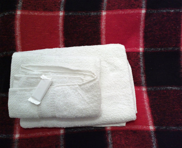 酒店用毛巾和肥皂。图片下载